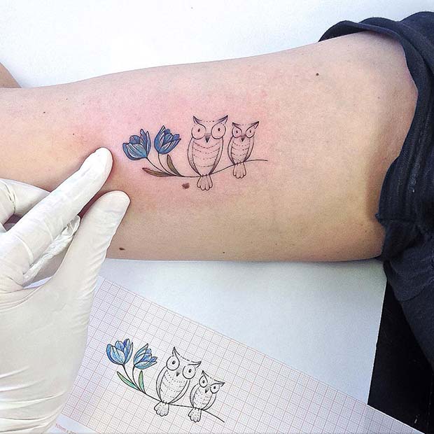 Tatouage de hiboux et de fleurs bleues