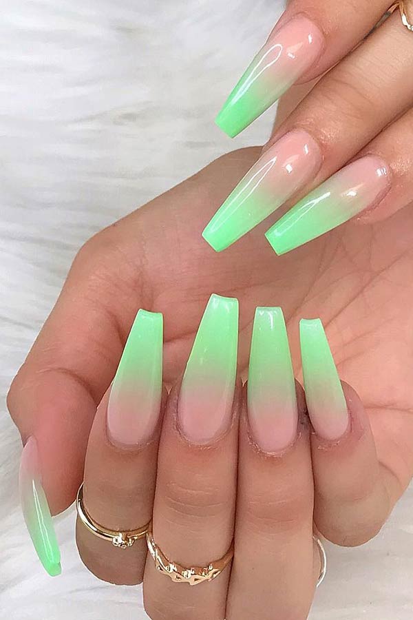 Ongles de cercueil ombrés vert clair