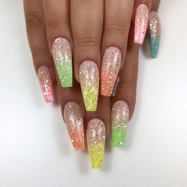 Ongles à paillettes ombrées colorées