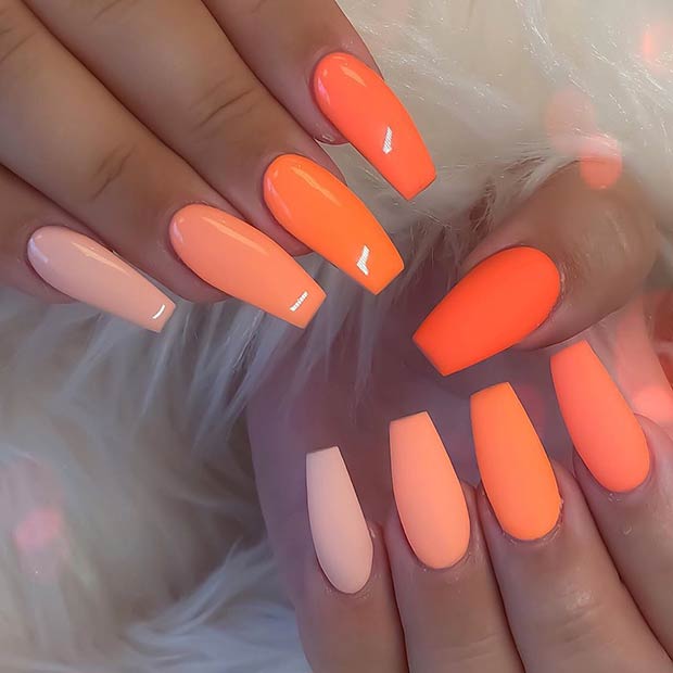 Ongles de cercueil orange brillants et mats