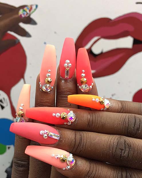 Ongles de cercueil rose et orange d'été