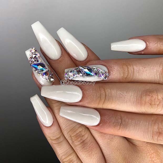 Ongles blancs en forme de cercueil