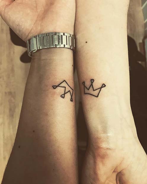 Tatouages ​​​​de couronne assortis avec des cœurs pour les couples