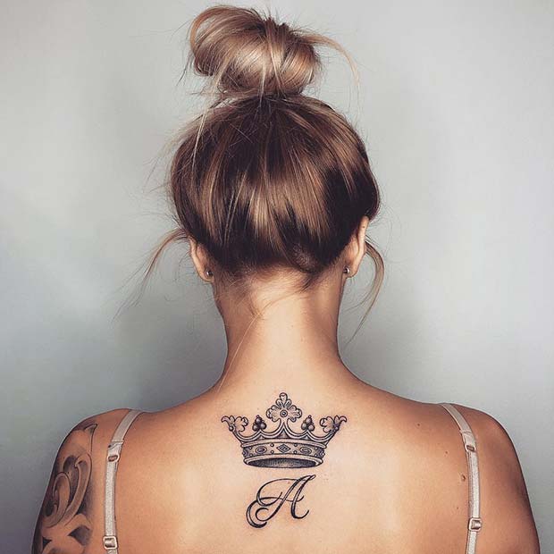 Belle idée de tatouage au dos de la couronne