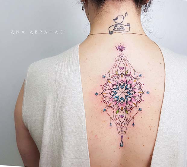 Όμορφη ιδέα για τατουάζ πίσω Mandala