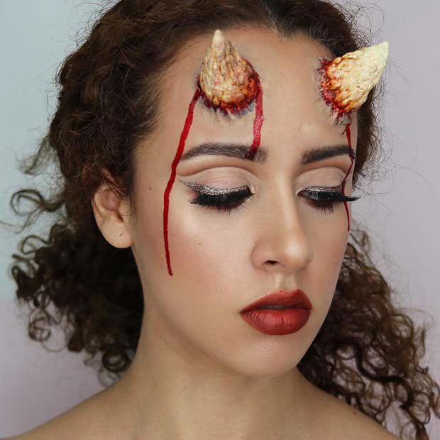 Joli maquillage avec des cornes de diable