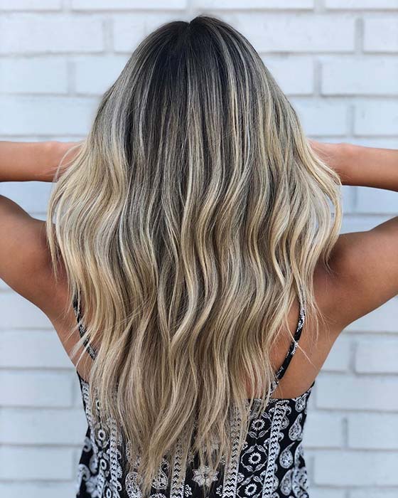 Cheveux blonds sales d'été