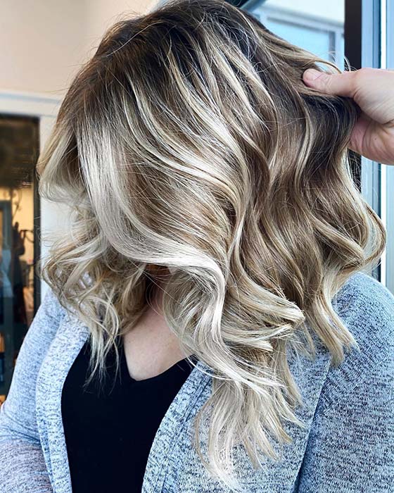 Cheveux blonds sales avec des reflets platine