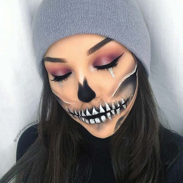 Idée de maquillage fantasmagorique demi-crâne pour Halloween