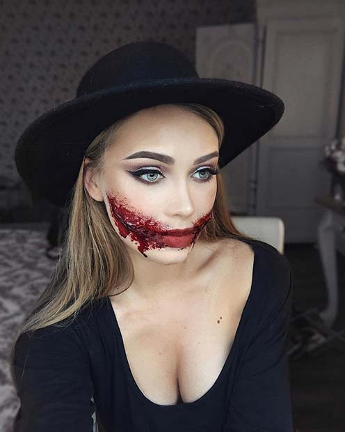 Idée de maquillage effrayant pour Halloween avec la bouche fendue
