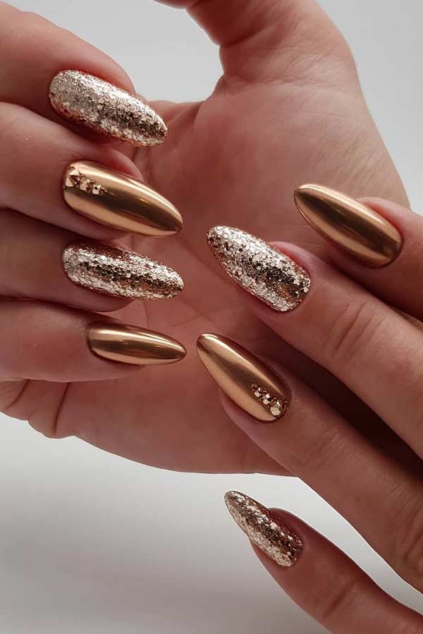 Gold Glitter και Chrome Nails