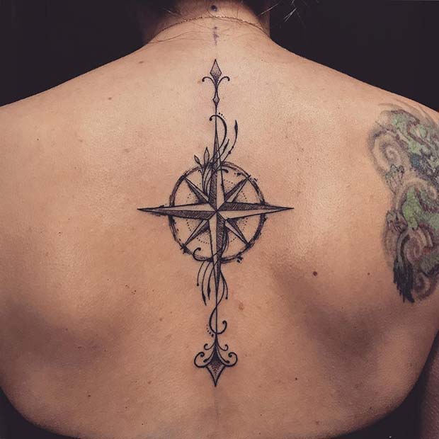 Idée de tatouage de flèche et de boussole au dos