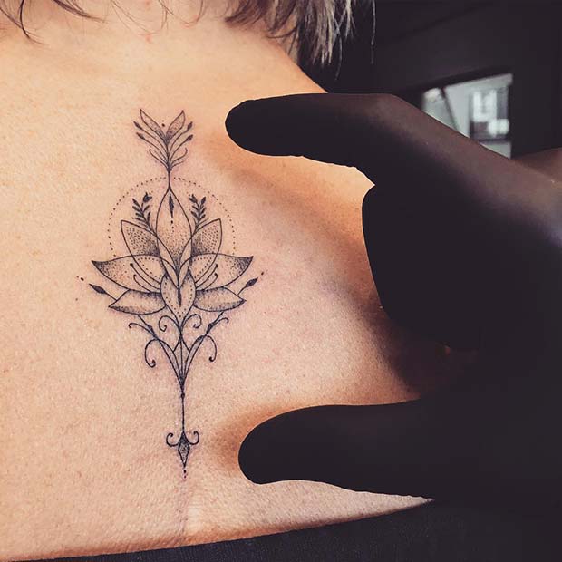 Idée élégante de tatouage de flèche et de lotus