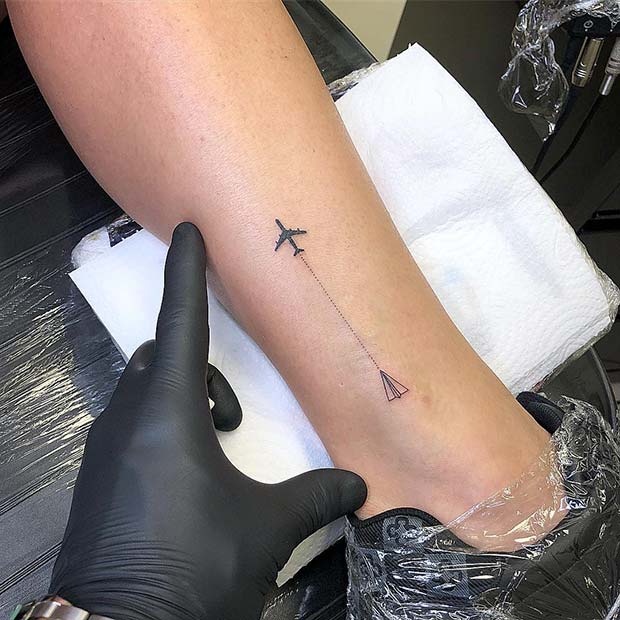 Tatouage de flèche d'avion unique pour les voyageurs