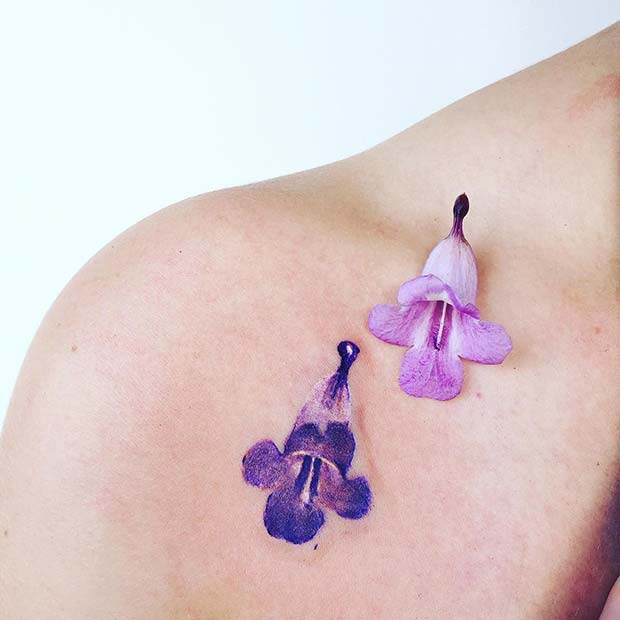 Μικρό μοβ λουλούδι τατουάζ