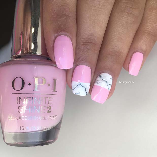 Όμορφα ροζ νύχια με μαρμάρινο σχέδιο