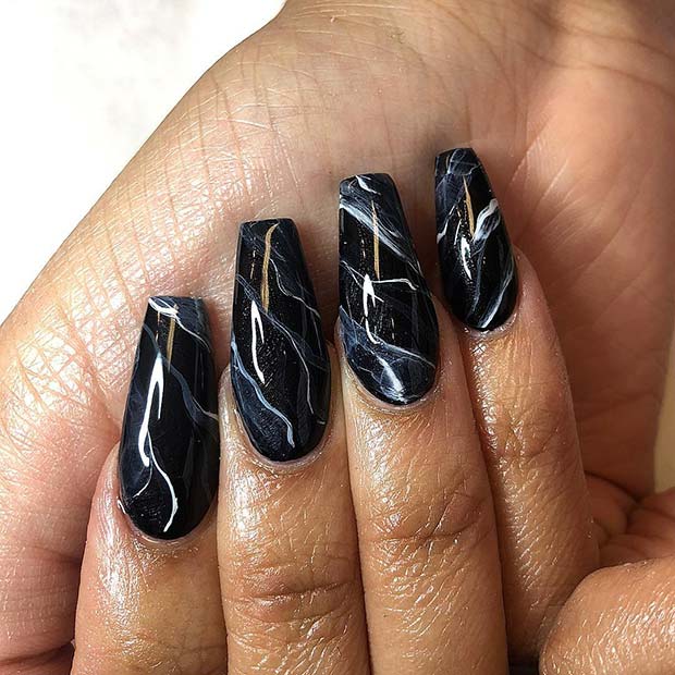 Ongles En Marbre Noir À La Mode