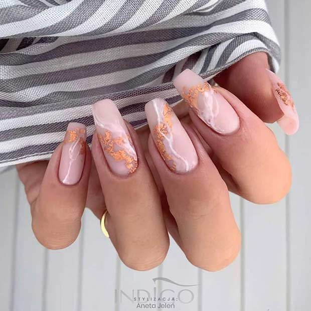 Ongles en marbre nude avec feuille d'or