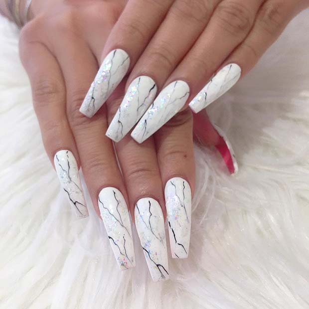 Nail Art en marbre blanc unique