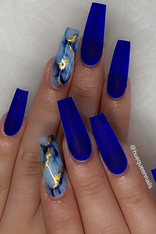 Ongles de cercueil bleu mat