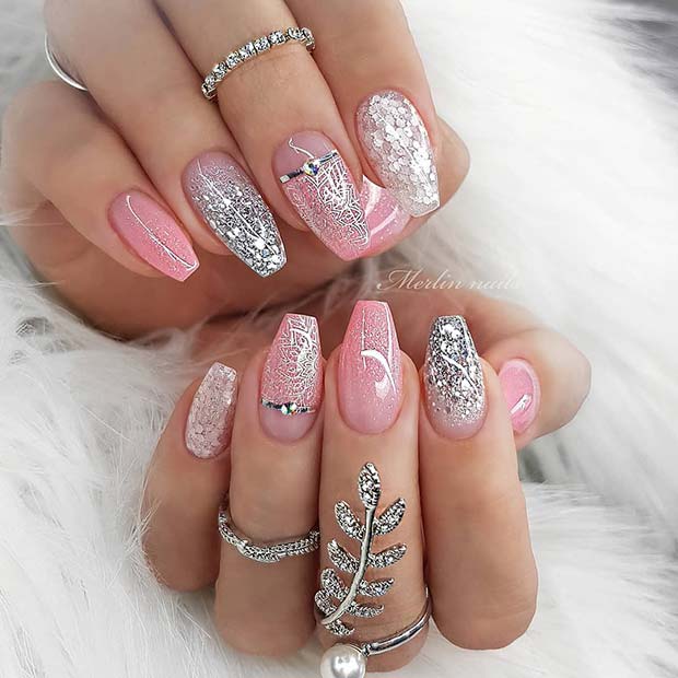 Conception d'ongles rose et argent brillant