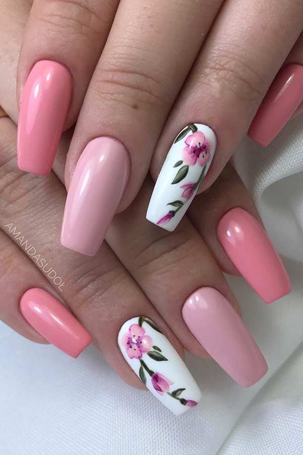Ανοιχτά ροζ νύχια με λουλούδια