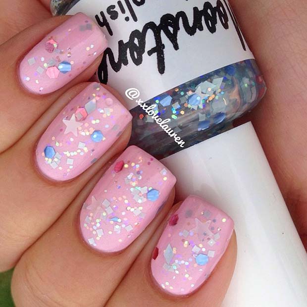 Ongles roses mignons avec des paillettes et des étoiles