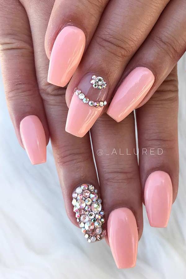 Ongles rose clair avec strass