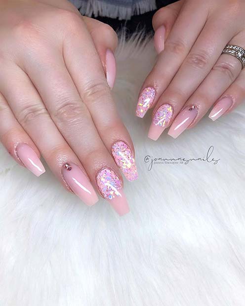 Ongles de cercueil rose clair avec des paillettes