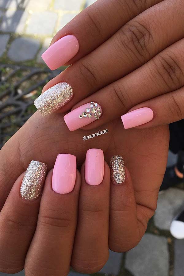 Conception d'ongles rose clair avec des paillettes