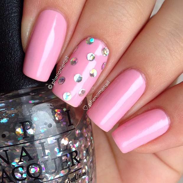 Ongles rose clair avec strass