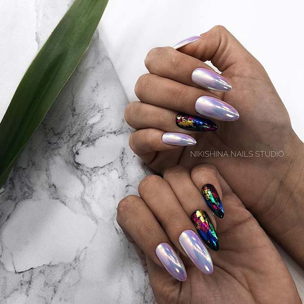 Ongles chromés avec un design d'accent coloré