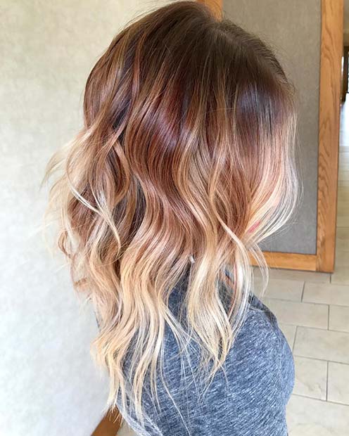 Cheveux ombrés blond fraise à blond clair