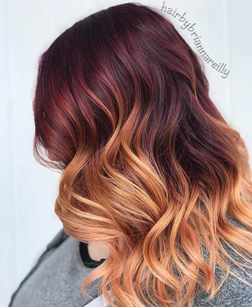 Cheveux ombrés bourgogne à blond fraise