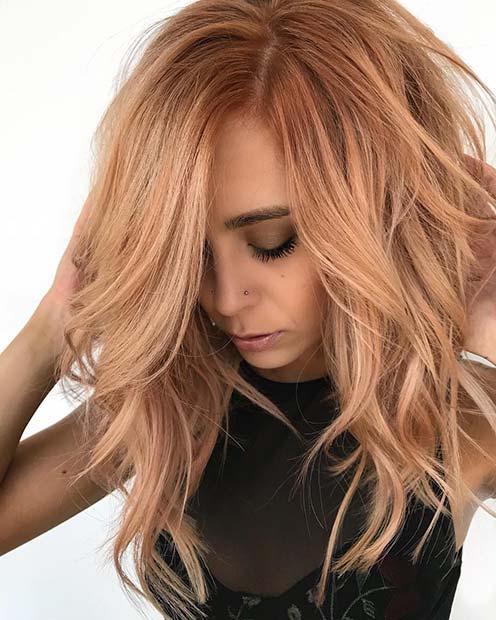 Cheveux blond fraise en désordre