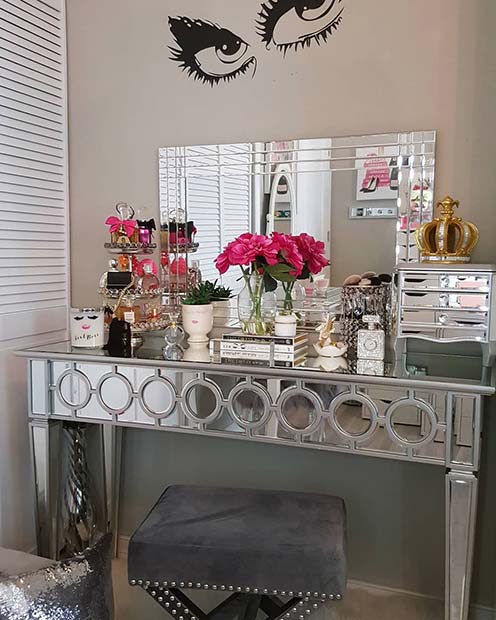 Pretty Mirrored Vanity Table