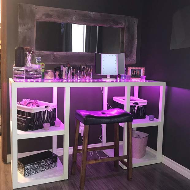 Funky Makeup Vanity με μοβ φώτα