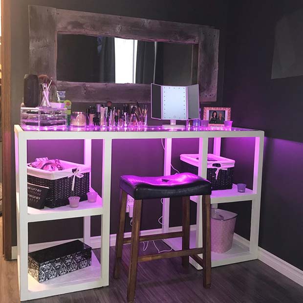 Vanité de maquillage funky avec des lumières violettes