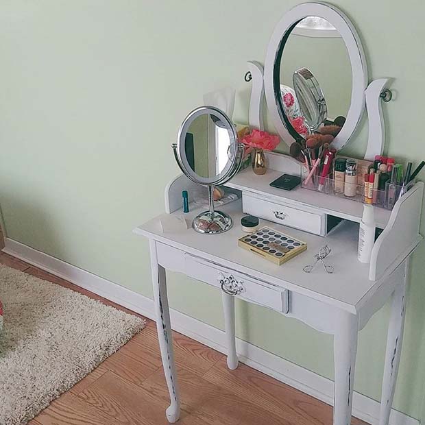 Table de toilette chic, simple et petite