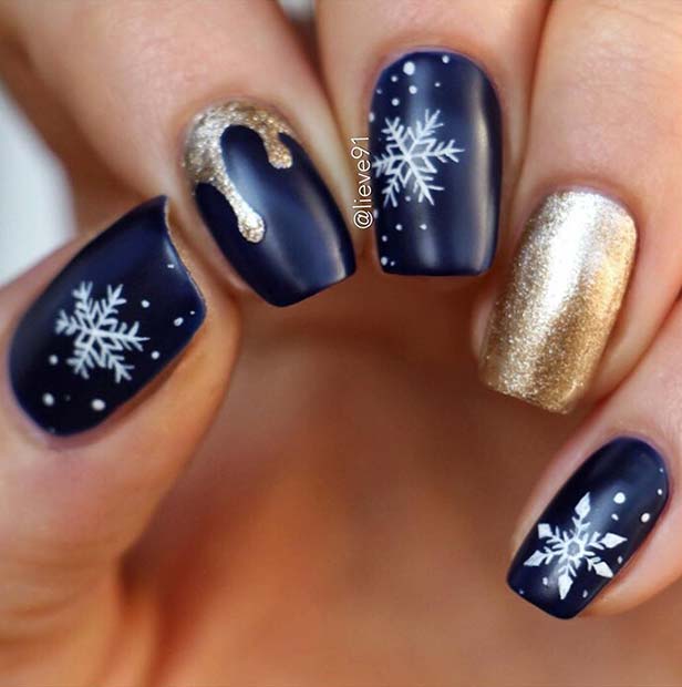 Σκούρα νύχια με νιφάδες χιονιού και χρυσή λάμψη