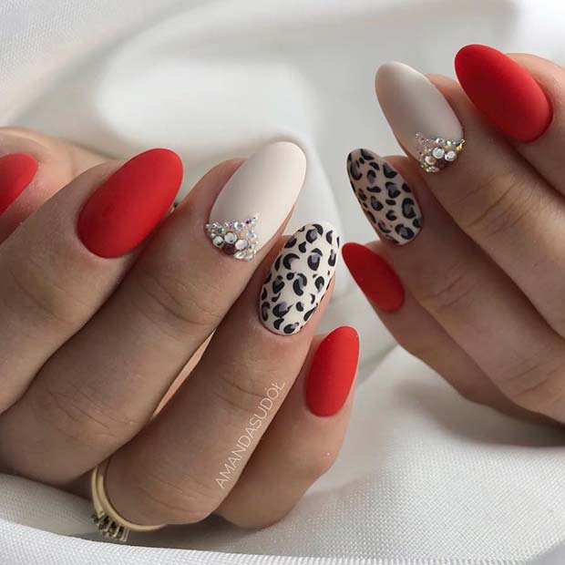 Motif léopard et ongles rouges