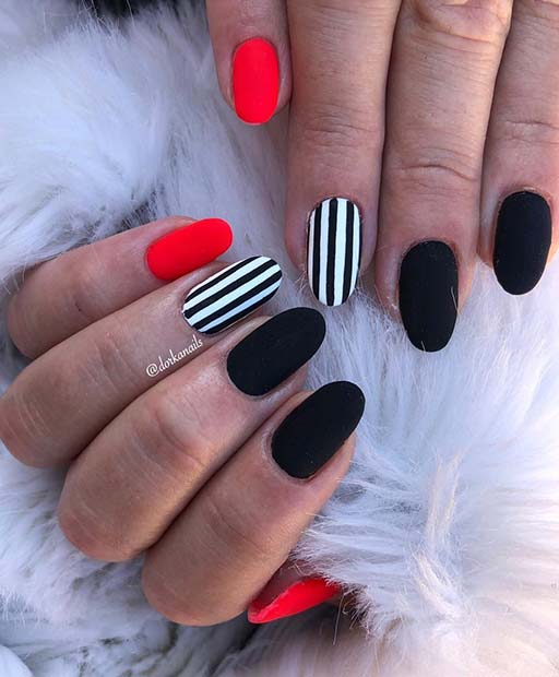 Ongles en amande noir mat et rouge