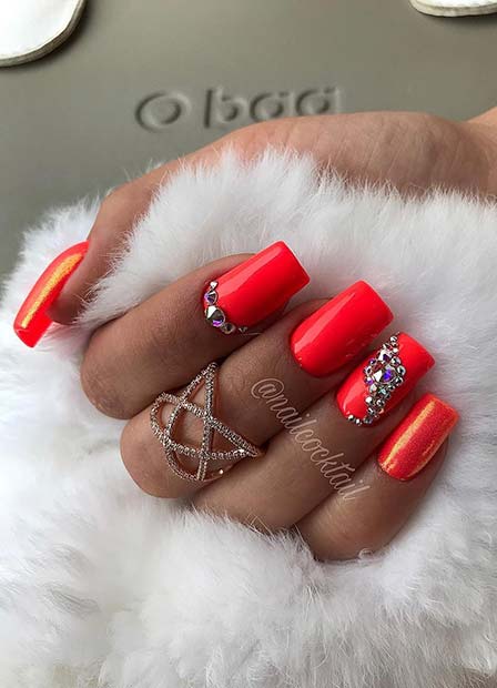 Ongles rouge vif avec strass