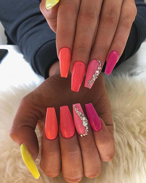 Ongles colorés avec ongle d'accent scintillant