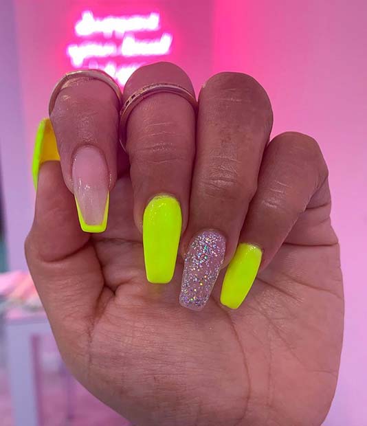 Ongles jaune fluo et paillettes