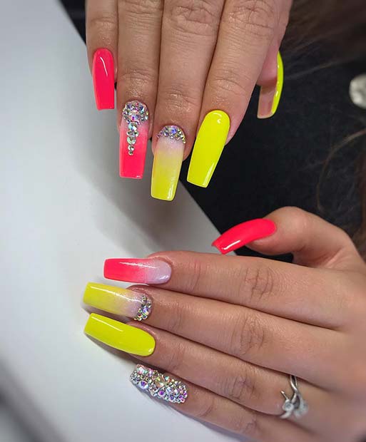 Ongles rose fluo et jaune avec strass