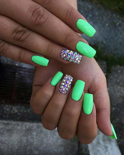 Ongles vert fluo et strass