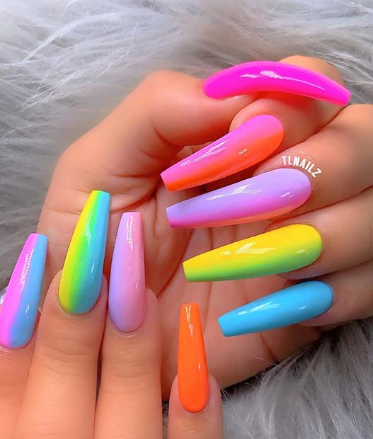 Ongles longs et bonbon fluo