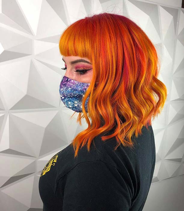 Cheveux orange vif avec une frange