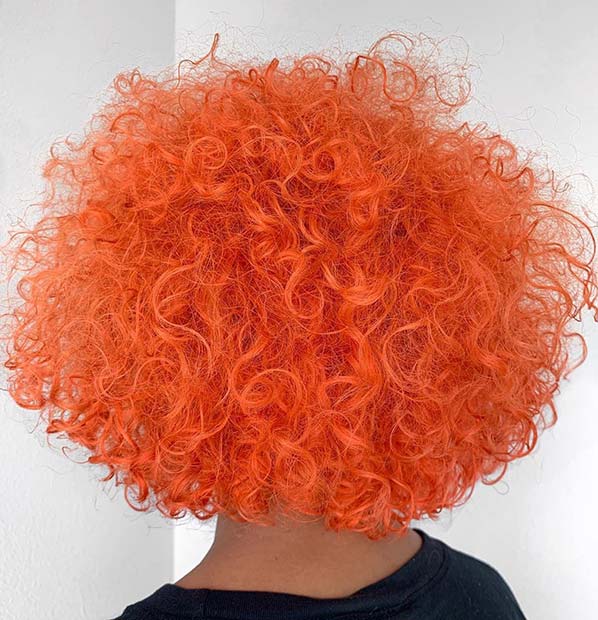 Coiffure orange fluo bouclée